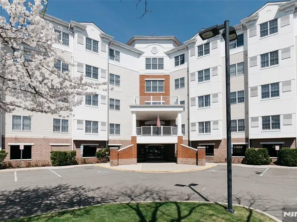 189 Forest Ave #108, Paramus, NJ 07652