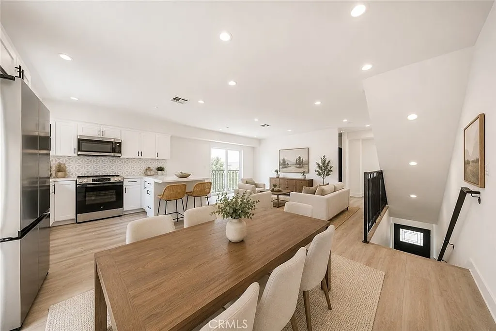 4 bed, 1919 sqft, $4,950 — Photo 2