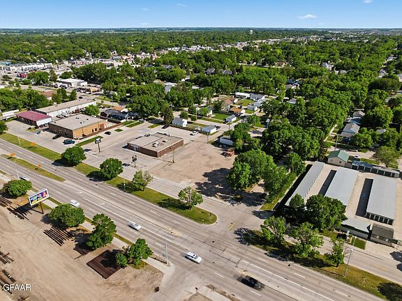 3rd image of 1619 Demers Ave