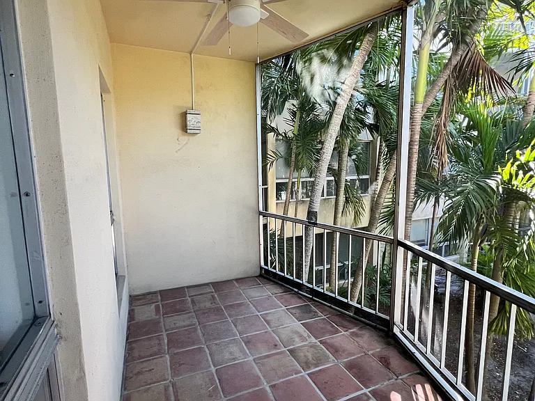 Las Olas Regency — Photo 21