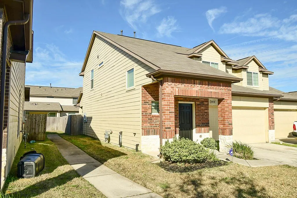 Bavaria Townhomes — Photo 3