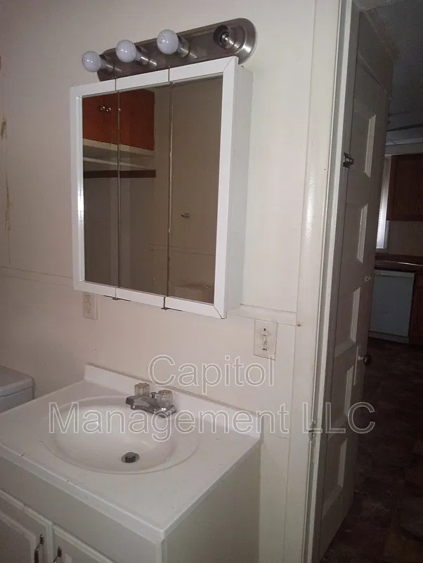 1016 N Capitol Ave — Photo 4