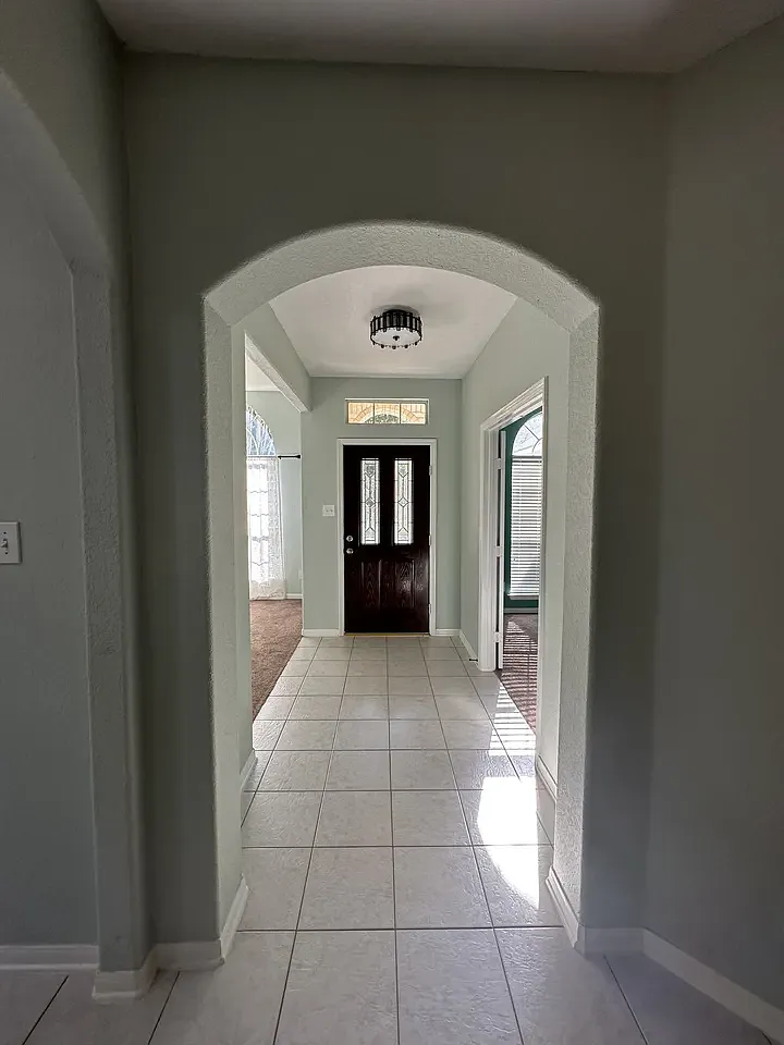 3 bed, 1928 sqft, $2,590 — Photo 2