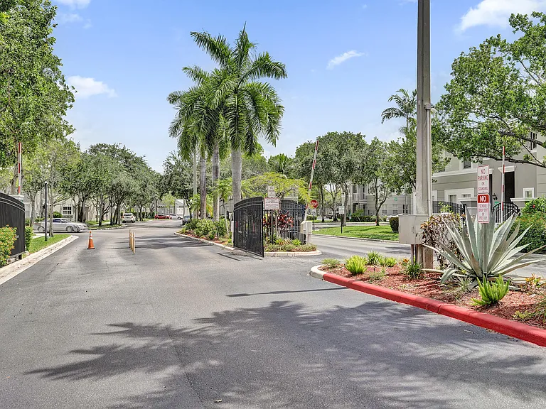 3911 Shoma Dr — Photo 42