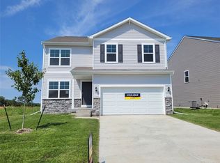 2473 SE Fox Valley Dr, West Des Moines, IA 50061