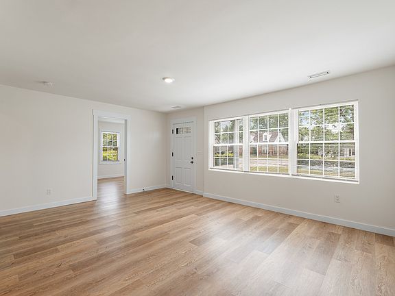 5th image of 113 Eastland Ave