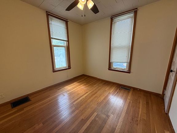 5th image of 910 W Harvard St