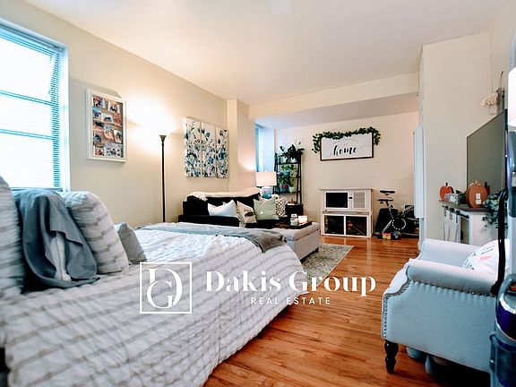 4th image of 28-02 Crescent St #W15