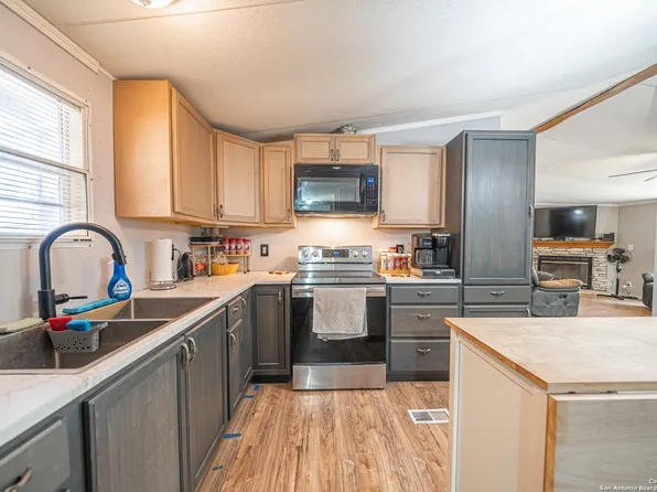 188 Oakview Dr, La Vernia, TX 78121