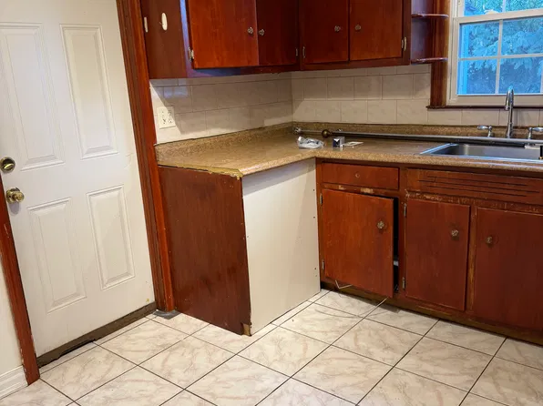 (undisclosed Address), Lindenhurst, NY 11757