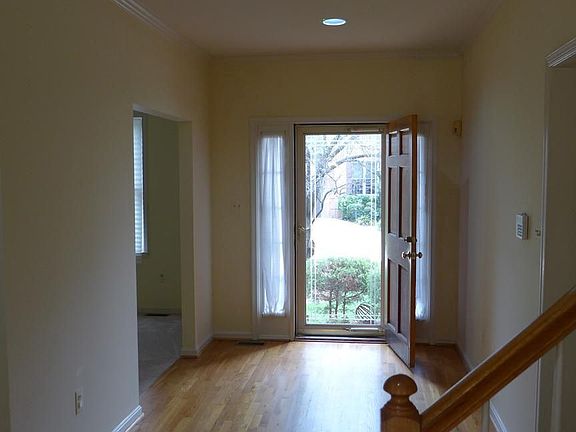 3rd image of 10008 Manor Pl