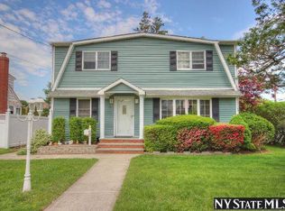 16 Genessee St, Hicksville, NY 11801