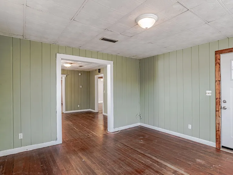 310 Stanley Ave — Photo 9