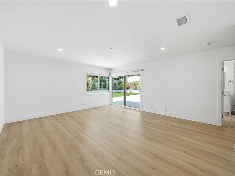 520 W Country Hls — Photo 17