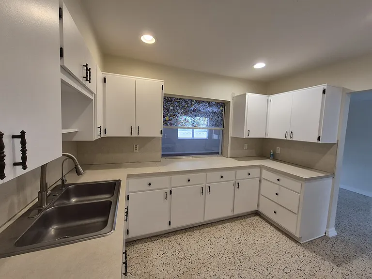 1013 Meadowlawn Dr N — Photo 9