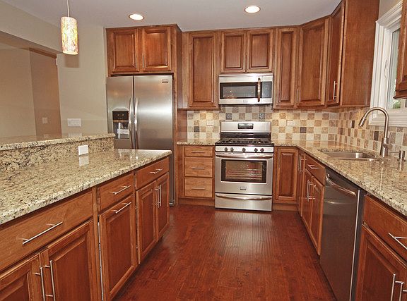 3rd image of 29W715 Woodcrest Dr