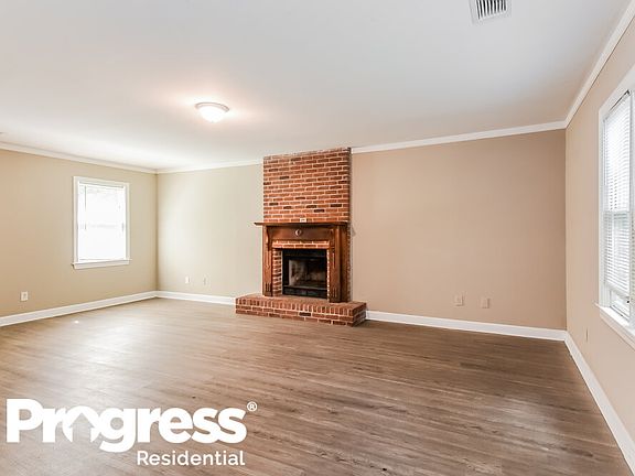 3rd image of 2851 Hall Dr SE