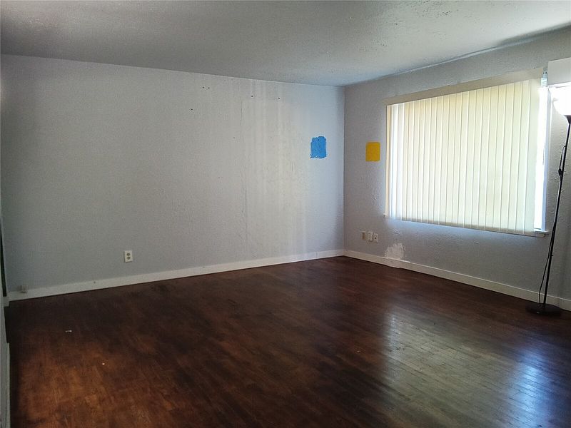 3rd image of 828 E 68th Street