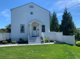 39 Santapogue Ct, West Babylon, NY 11704