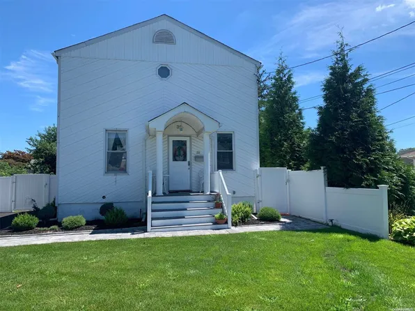 39 Santapogue, West Babylon, NY 11704