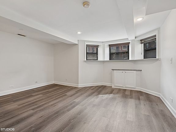 5th image of 842 W Newport Ave #G