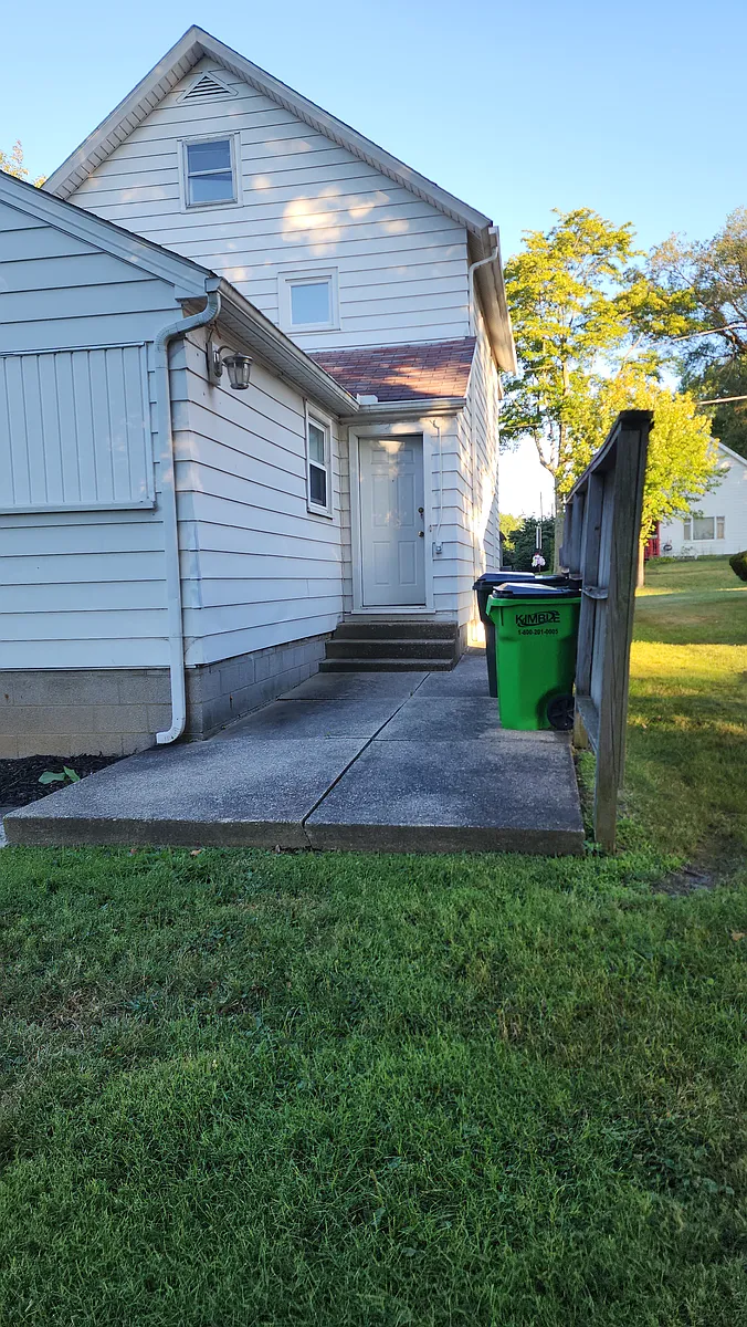 Private Back Entrance - 533 1/2 N Portage St