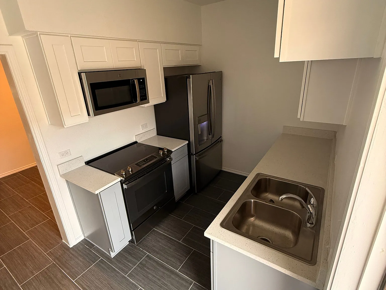 2 bed, 2.0 bath, 1055 sqft, $1,800 — Photo 2