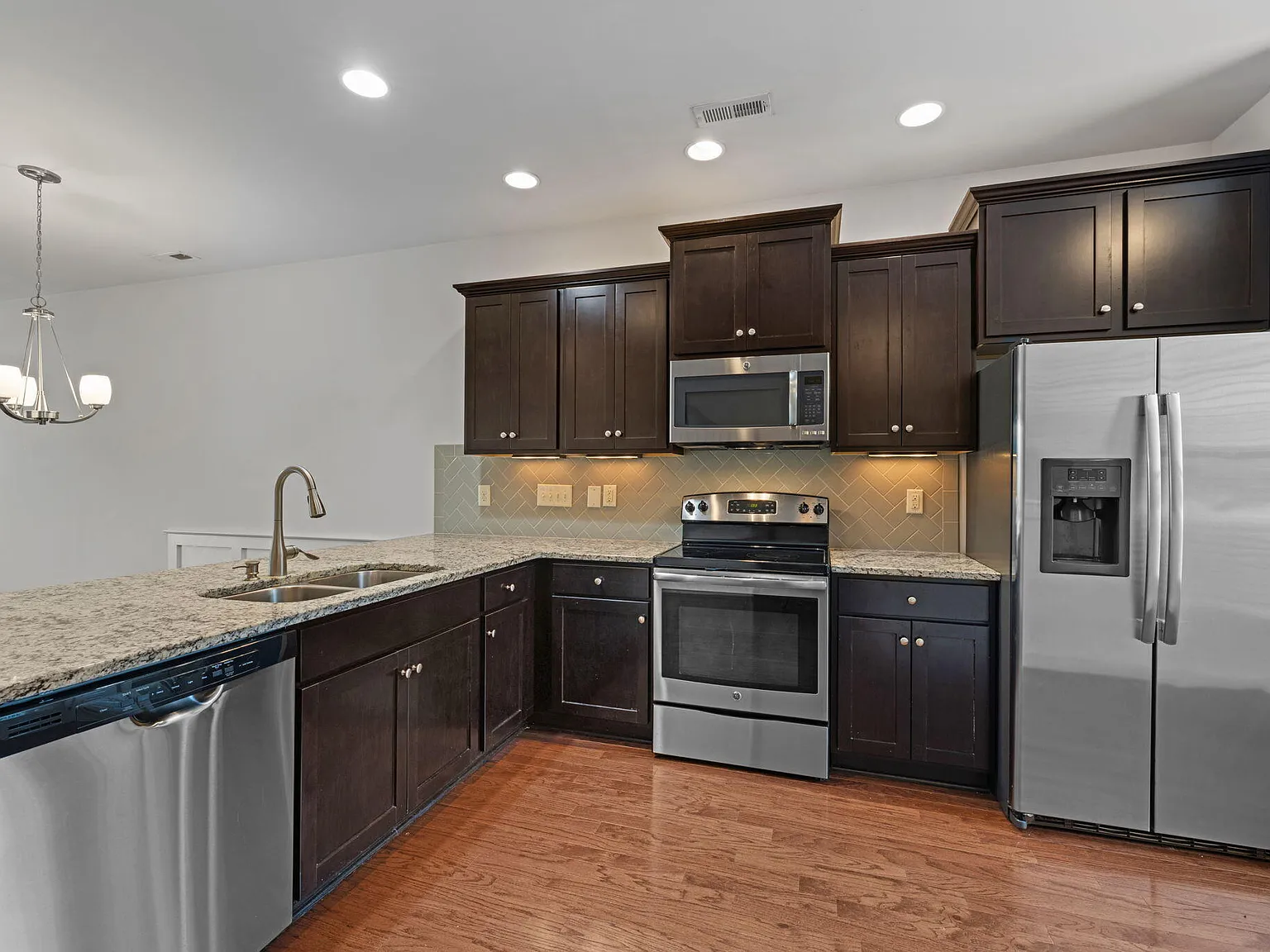 2 bed, 2.5 bath, 1413 sqft, $1,799 — Photo 4