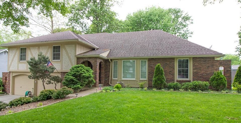1st image of 1205 NE Crestview Dr