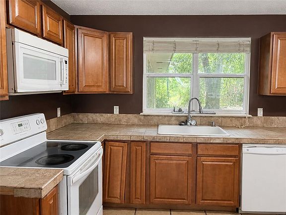 4th image of 364 Hickory Dr