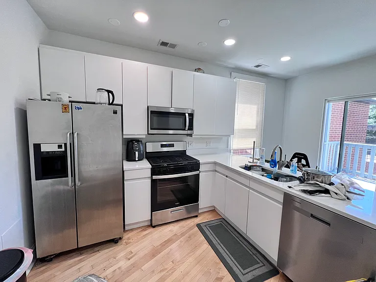 1447 W Fletcher St #2F — Photo 3