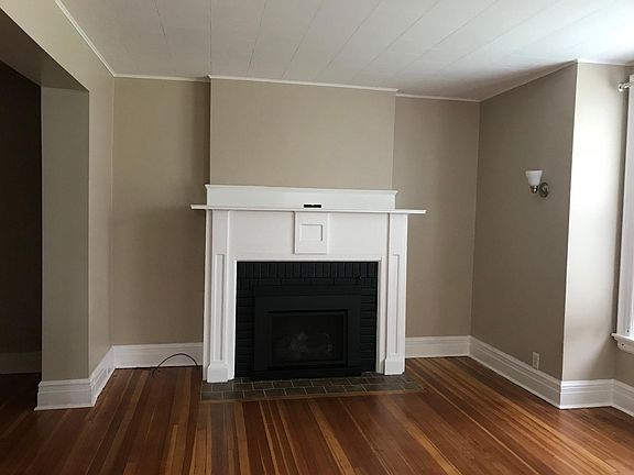 Living Room w/gas insert fireplace