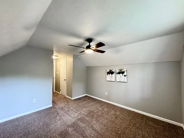 1423 Goldfinch Ln — Photo 33