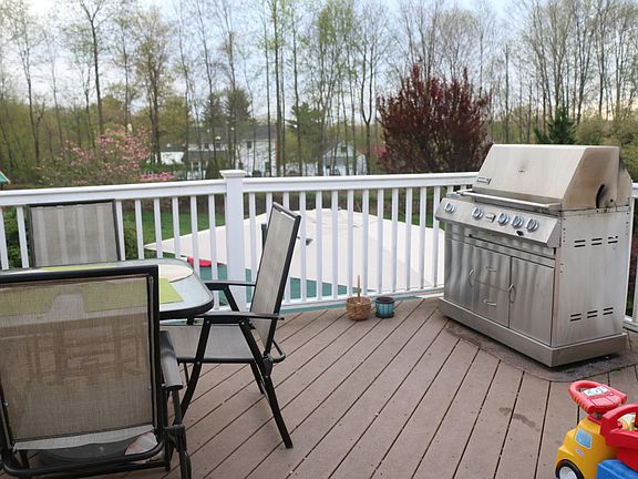 4th image of 66 Laura Dr