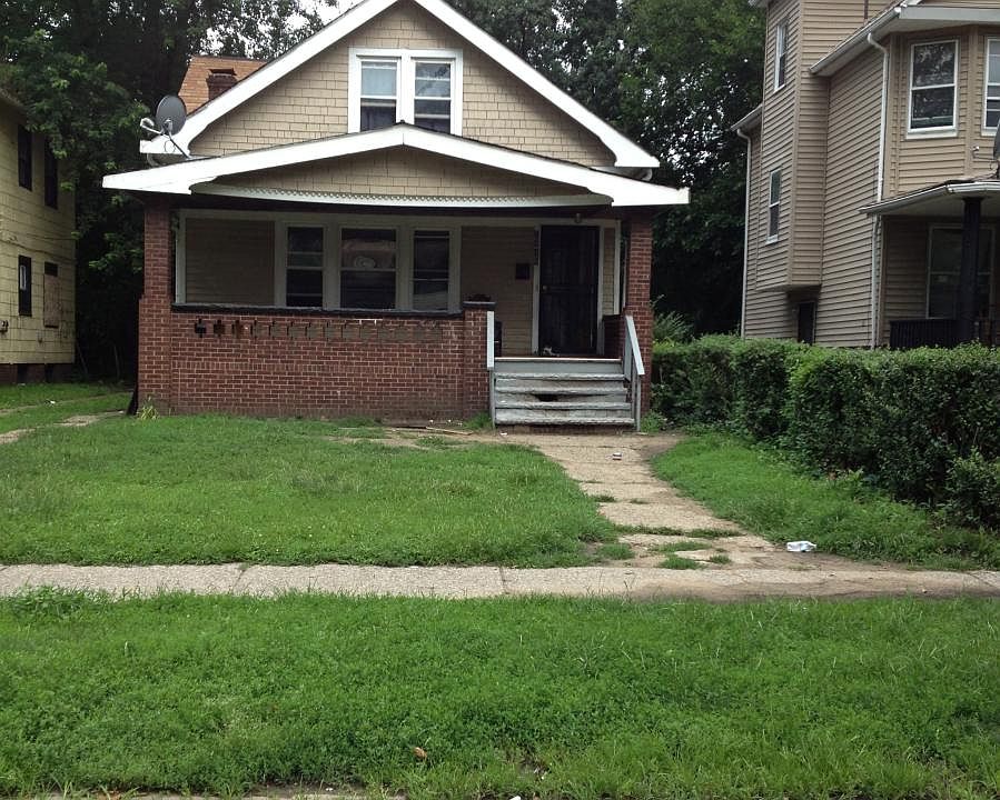 Single familiy home with hard wood floor and carpet. must se
