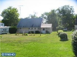318 Red Cedar Dr, Levittown, PA 19055