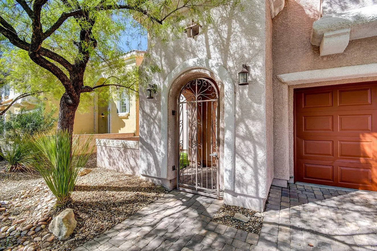 3 bed, 2.5 bath, 1919 sqft, $2,195 — Photo 3