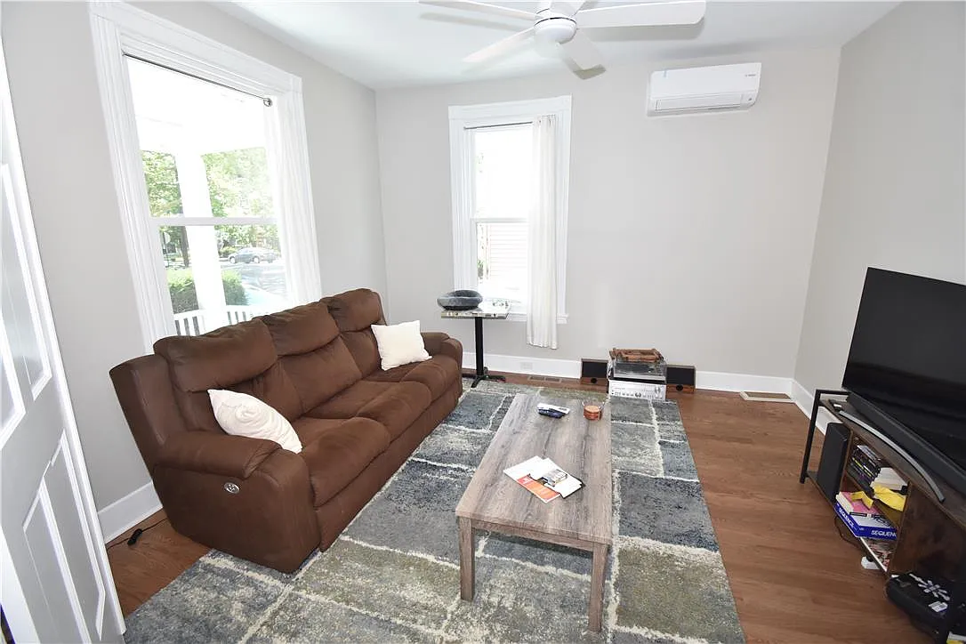 1 bed, 1.0 bath, 800 sqft, $1,600 — Photo 2