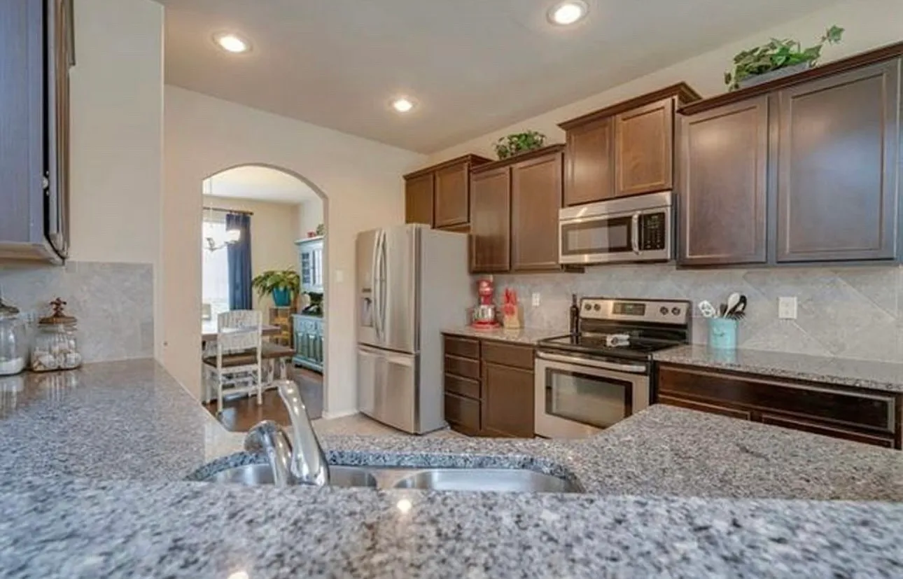 4 bed, 2476 sqft, $2,550 — Photo 4