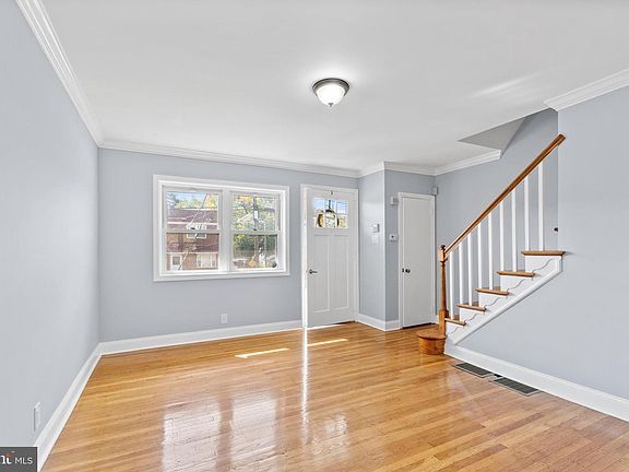 3rd image of 3721 Schleicher Ave