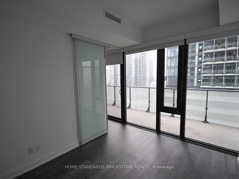 185 Roehampton Ave #2011 — Photo 7