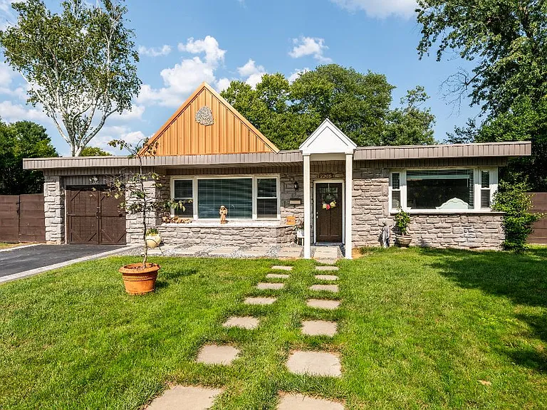 2205 Mary Ln — Photo 2