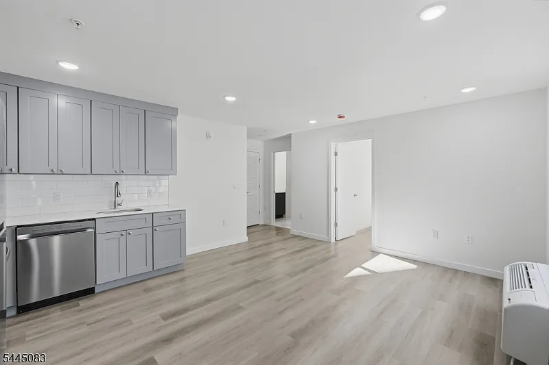2 bed, 1.0 bath, 710 sqft, $2,275 — Photo 3