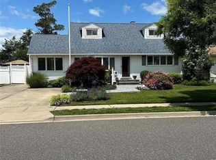 20 Primrose Ave, Hicksville, NY 11801