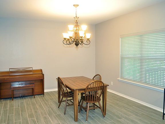 4th image of 4005 Red Oak Dr