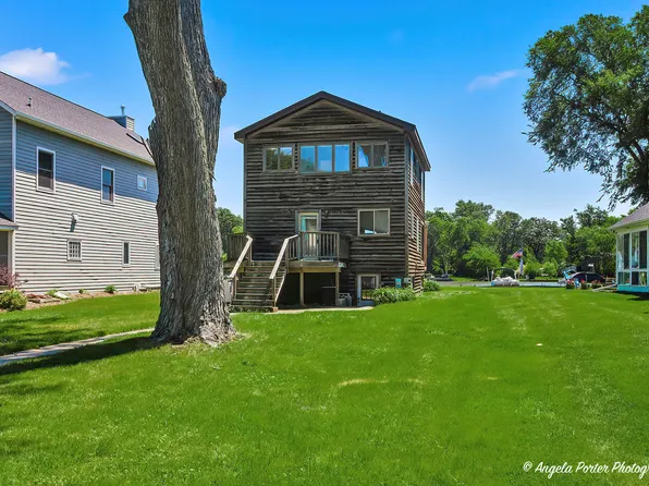 106 Country Club Dr, McHenry, IL 60050