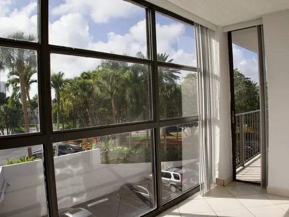 800 Parkview Dr APT 305, Hallandale Beach, FL 33009