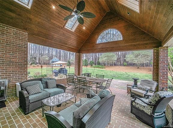 3rd image of 409 W Glenview Dr