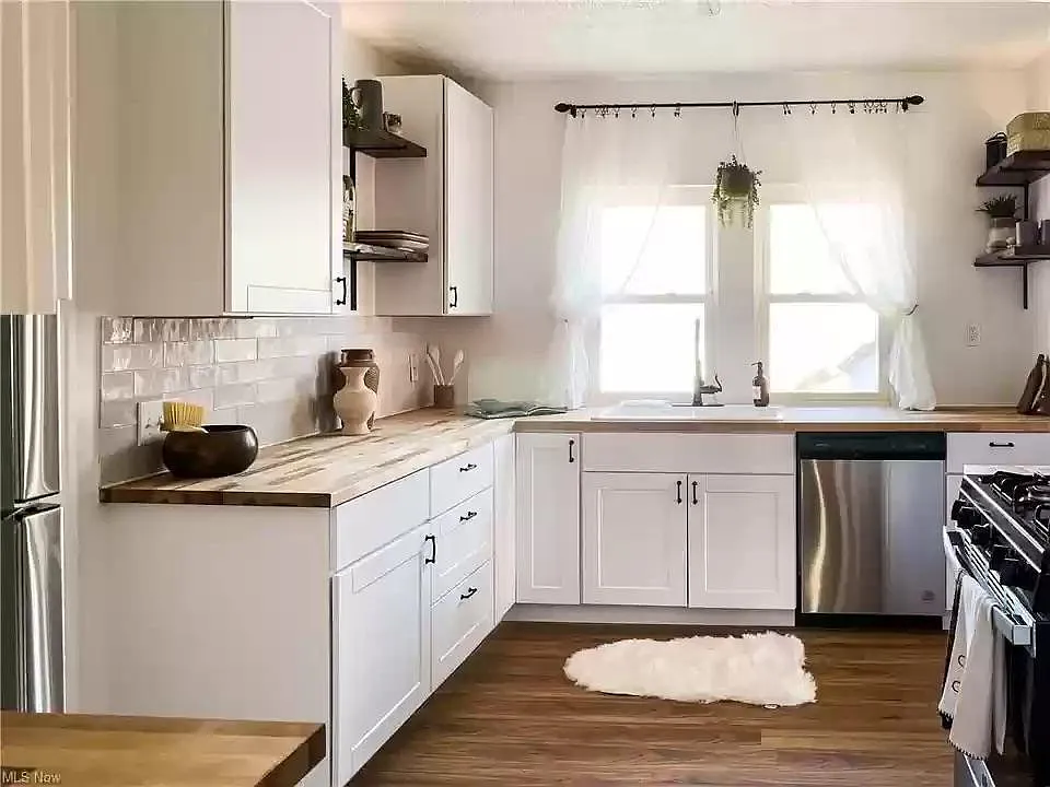 2150 Chesterland Ave — Photo 2