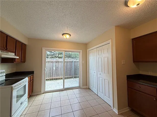 2 bed, 1.5 bath, 1000 sqft, $1,100 — Photo 3